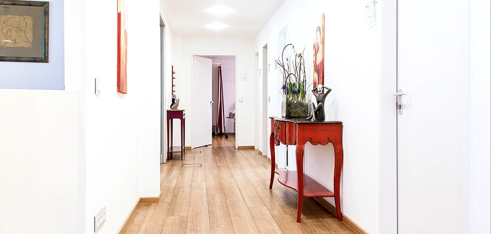 Heller und moderner Empfangs- und Wartebereich einer Arztpraxis