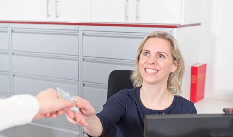 die Mitarbeiterin am Empfang der Klinik